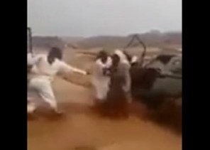 بالفيديو.. شبان ينقذون مسناً جرفت السيول مركبته بالعلا