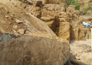 بسبب الأمطار.. صخرة “حقو جازان” تسقط على منزل مواطن