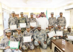 محافظ الداير يكرم عدد من رجال حرس الحدود تميزوا في أداء مهامهم