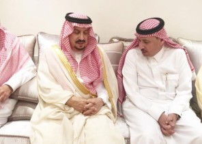 سمو أمير منطقة الرياض يقدم العزاء في وفاة سلطان بن قرمله – رحمه الله –