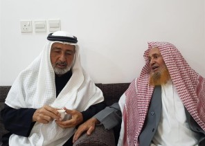 شاهد.. معلم أردني يزور قرية سعودية كان يدّرس بها قبل 50 عاماً ويلتقي بطلابه القدامى