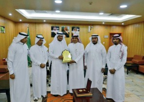 جستر جازان تمنح مدير تعليم صبيا العضوية الشرفية