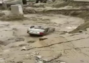 السيول تبتلع سيارة مواطن أمام عينه ولا يستطيع أن يفعل شيئا!
