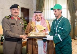 أمير الرياض يستقبل منسوبي مديرية السجون وعدداً من نزلاء السجون