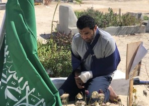 صورة مؤثرة لجندي مصاب يزور “قبر” زميله الذي استشهد بالحد الجنوبي