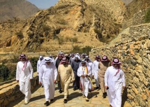 “وزير البيئة والمياه والزراعة يزور قرية ذي عين التراثية بالباحة”