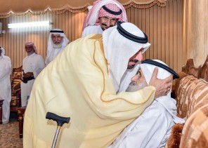 بعد خروجه من المستشفى.. أمير نجران يطمئن على صحة الشيخ سلطان بن منيف (فيديو وصور)