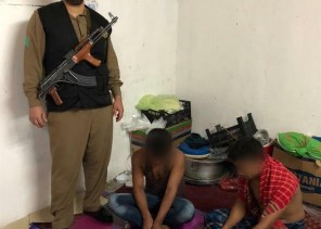 بالفيديو والصور.. مداهمة عمالة مخالفة تقوم بإعداد الوجبات بمنزل شعبي بالمدينة وبيعها لزوار الحرم