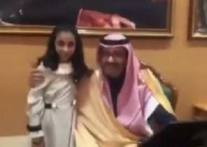 بالفيديو.. أمير الباحة يحقق أمنية طفلة بالتقاط صورة معها وهي ترد بهدية
