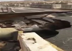 بالفيديو.. مواطن يوثق كيف دمرت السيول «الأسفلت» بين الرس⁩ والقصيم⁩