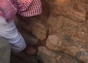 مواطن يستخرج ورقة وضعها بجدار مزرعة قبل 45 عاماً مع صديقه الذي توفي لاحقاً