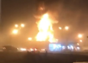 بالفيديو..تصاعد ألسنة اللهب من حريق هائل بمحطة وقود بالقريات.. و”الإطفاء” تباشر الحادث