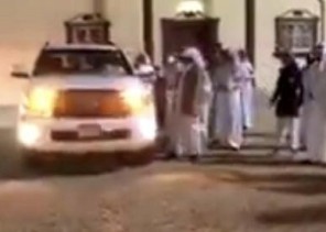 مواطنون بـ”نجران ” يودعون مقيم مصري بإهدائه سيارة “سيكويا “!