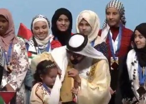 شاهد.. محمد بن راشد يكفكف دموع طفلة مغربية فازت بلقب تحدي القراءة العربي