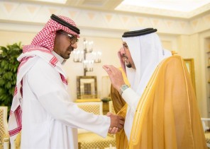 أمير القصيم يستقبل مواطناً تنازل عن القصاص من قاتل ابنه