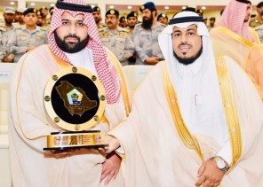 “نائب أمير منطقة جازان” يكرم مدير مكتب تعليم_صامطة