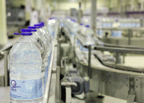 “المياه” تعلن تقليص حجم عبوات مياه زمزم إلى 5 لترات.. وتوضح السبب
