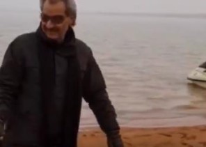 بالفيديو.. الوليد بن طلال من مخيمه بجوار بحيرة في الصحراء: هذه الرياض وليست المالديف