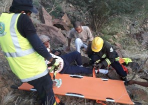 “الدفاع المدني” ينقذ مصابا بكسر علق على قمة أحد الجبال في المدينة