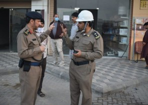 مدني “بريدة ” يباشر حريق بمستودع تخزين الاثاث