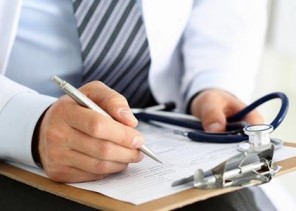 مسؤول بـ”الصحة”: رصدنا عمليات بيع إجازات مرضية عبر مواقع التواصل.. ويعلق على فرض رسوم عليها (فيديو)