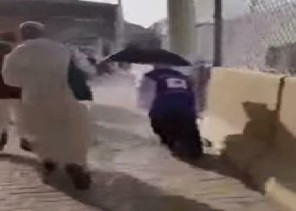 شاهد.. حاجان يابانيان يتطوعان في جمع المخلفات من شوارع مكة