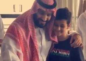 فيديو.. ولي العهد يلتقط “سيلفي” مع أحد الأطفال في مطعم بجدة