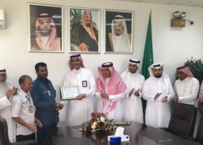 مدير عام مطار الملك عبدالله بجازان يكرم عمال نظير امانتهم