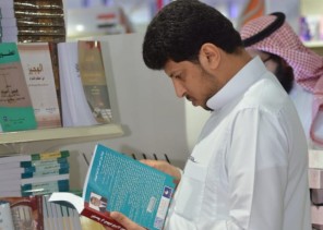 مثقفون: وفرة العرض واناقة التنظيم ألبست المعرض ثوب التميز