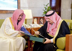 أمير منطقة الرياض يتسلم نسخة من مجلة البحوث الإسلامية
