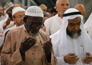 صور مؤثرة لجموع المصلين والمعتمرين في ليلة 27 رمضان بالحرم المكي