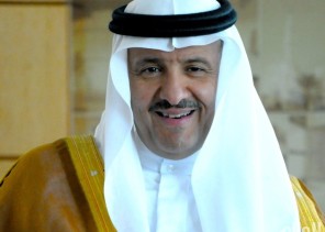 الأميرسلطان بن سلمان يكرم الموظف مُنقِذ الحاج التركي في المدينة المنورة