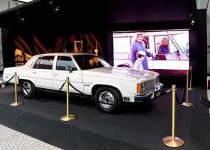 إحدى سيارات الملك فهد تلفت أنظار زوار “معرض الفهد” بالكويت