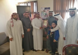 ولي أمر طالب يكرم معلماً نقل ابنه من فوبيا المدرسة إلى الإنضباط والتفوق بعرعر