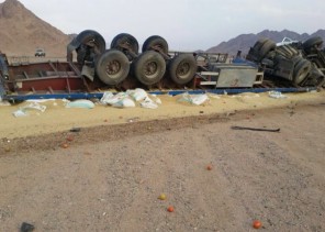 حادث شاحنتين يربك طريق ضباء