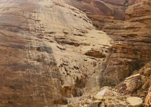 صاعقة رعدية تتسبب في انهيار كتلة صخرية بـ”العلا”