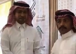 “هذا حلم ولا علم”.. فيديو يوثق فرحة مواطن خلال تسلم منزله من وزير الإسكان