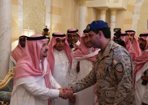 أبناء الأمير بندر بن عبدالعزيز يستقبلون المعزين في وفاة والدهم – رحمه الله –