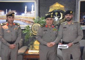 مدير شرطة منطقة مكة يكرم عددا من رجال المرور(صور)