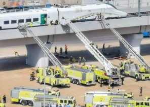 مدني مكة ينفذ فرضية لحادث انحراف في مسار قطار الحرمين السريع