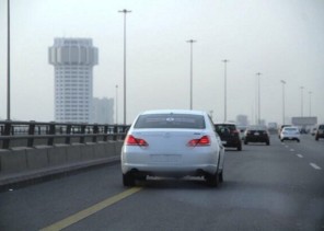 حادث غريب.. تصادم واعتداء على رجل مرور وقفز من أعلى كوبري بجدة