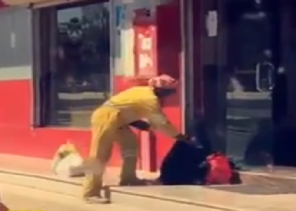 في لفتة إنسانية.. عامل نظافة يتصدق على امرأة فقيرة بإحدى مناطق المملكة (فيديو)