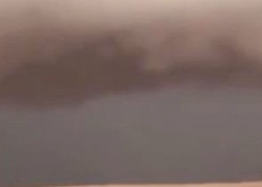 فيديو يُوثق منظراً بديعاً لسحابة عملاقة في سماء نجد