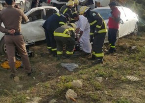 لَقِيَ شخصين مصرعهم ، وأصيب 4 آخرون بإصابات صُنّفت بالبسيطه لحادث انقلاب شاحنة استنفر على اثرها فرق الهلال الاحمر والدفاع المدني والمرور