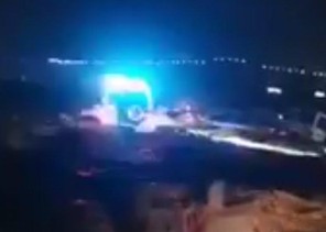 شجاعة رجل أمن تنقذ أشخاصاً حاصرتهم السيول في أبو عريش (فيديو)