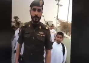 أمير عسير يستدعي رجل أمن عقب مشاهدته عبر كاميرات النقل