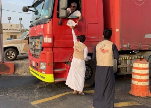 “جمعية البر بالحريضة” توزع وجبات الإفطار على المسافرين  عسير”