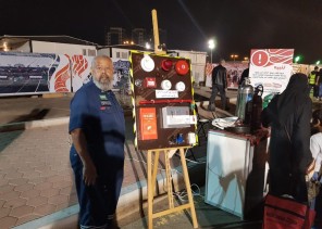 باداوود يتطوع لتعليم زوار معرض كتاب جدة