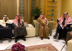 سمو أمير الرياض يقدم العزاء لأسرة الثنيان