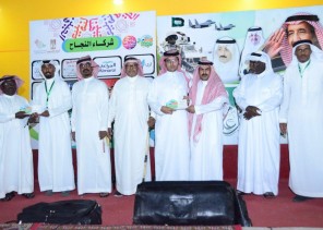 أهالي حي الرقيقة بالهفوف يختتمون احتفالاتهم بالعيد بتكريم أسر شهداء الواجب